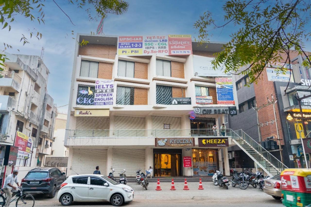 Hotel Lee Grand อานันด์ ภายนอก รูปภาพ