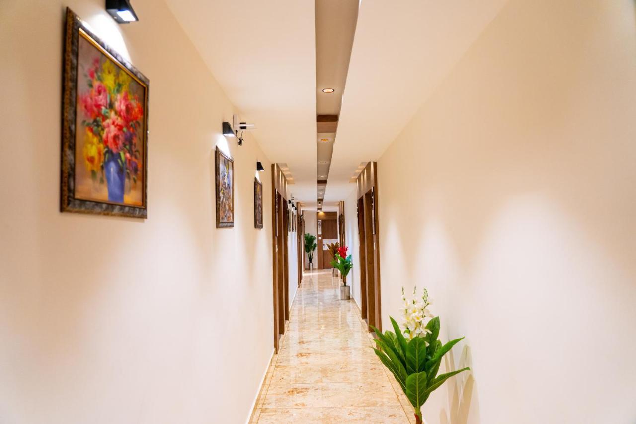 Hotel Lee Grand อานันด์ ภายนอก รูปภาพ