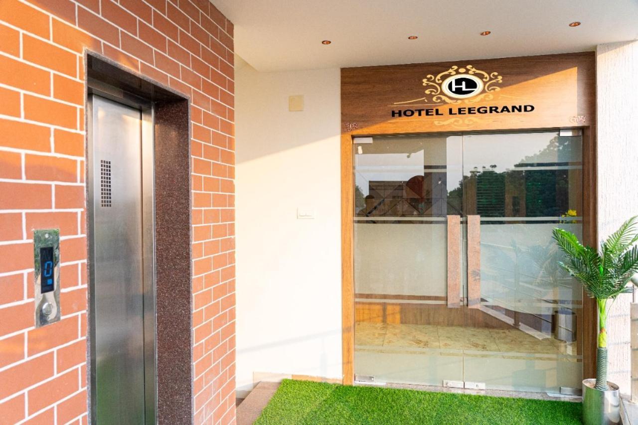 Hotel Lee Grand อานันด์ ภายนอก รูปภาพ