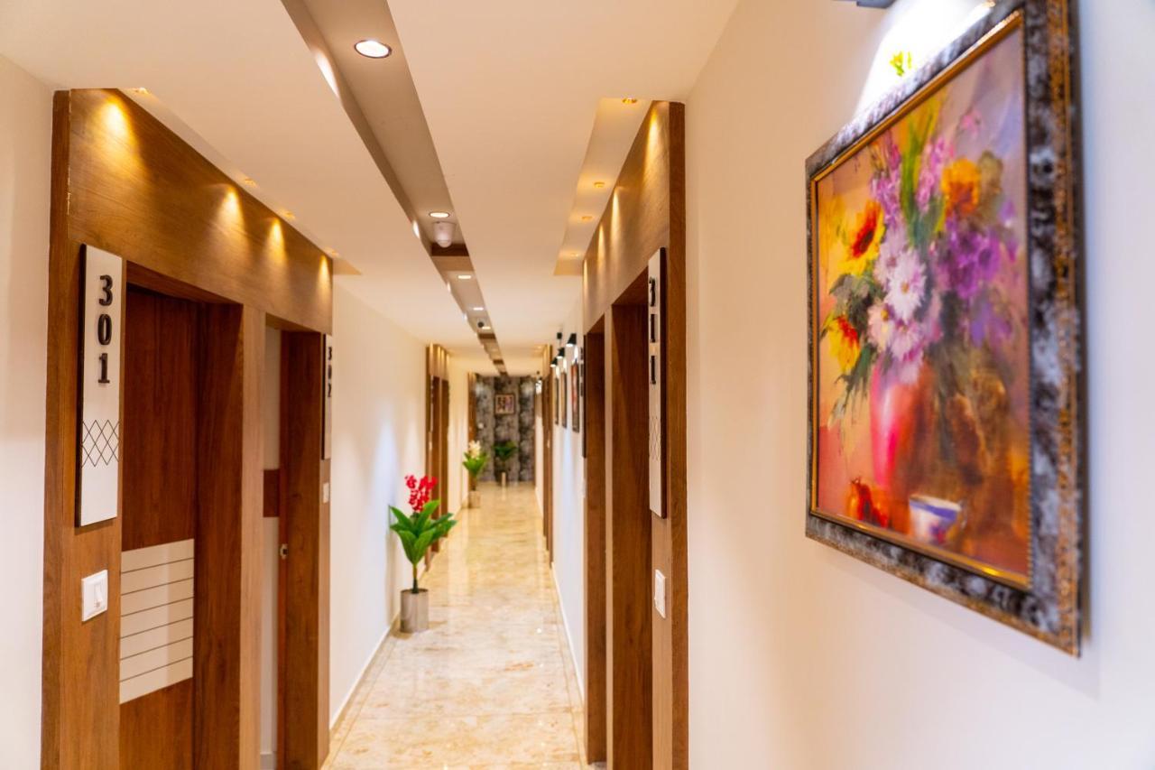 Hotel Lee Grand อานันด์ ภายนอก รูปภาพ