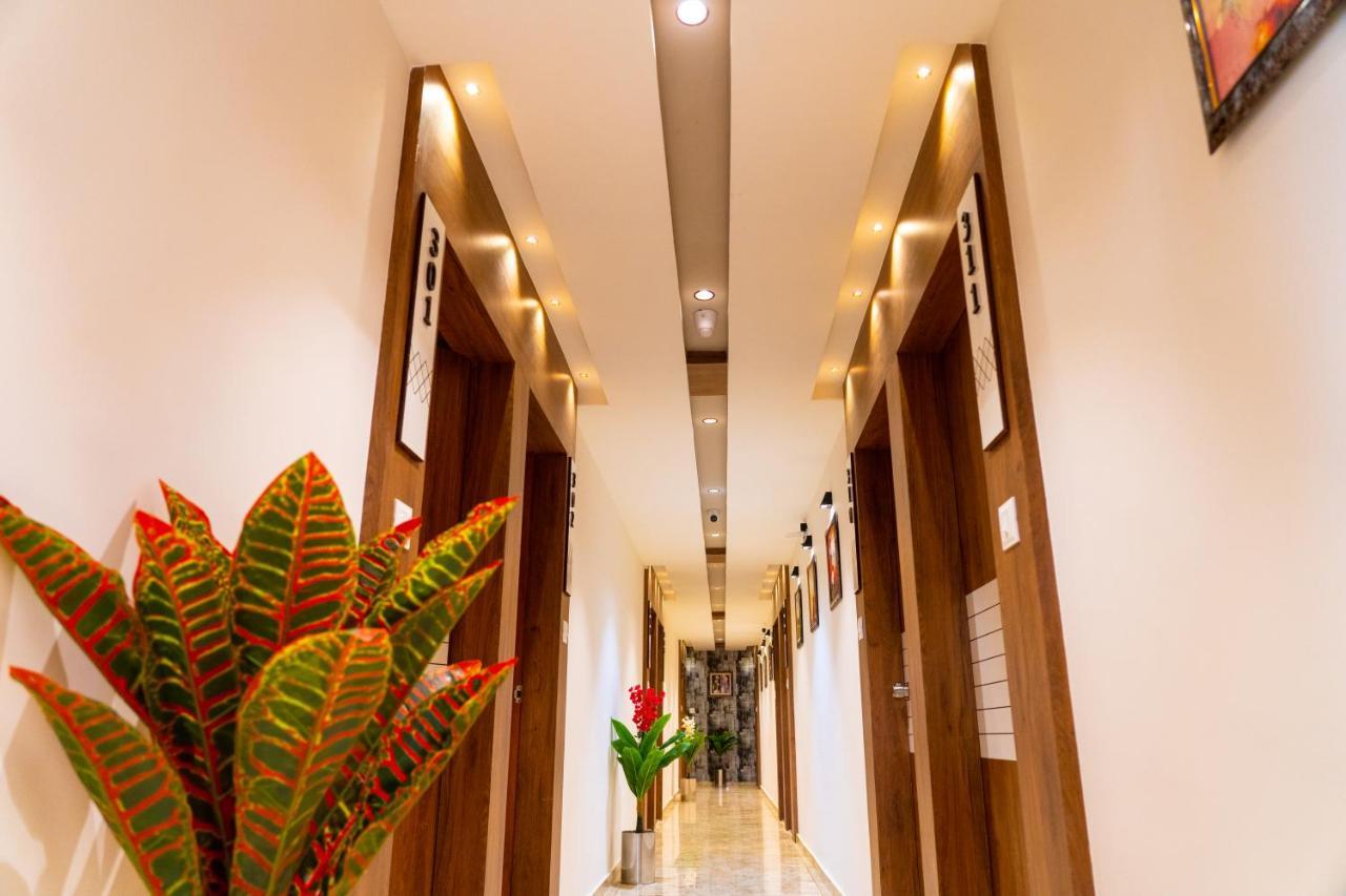 Hotel Lee Grand อานันด์ ภายนอก รูปภาพ