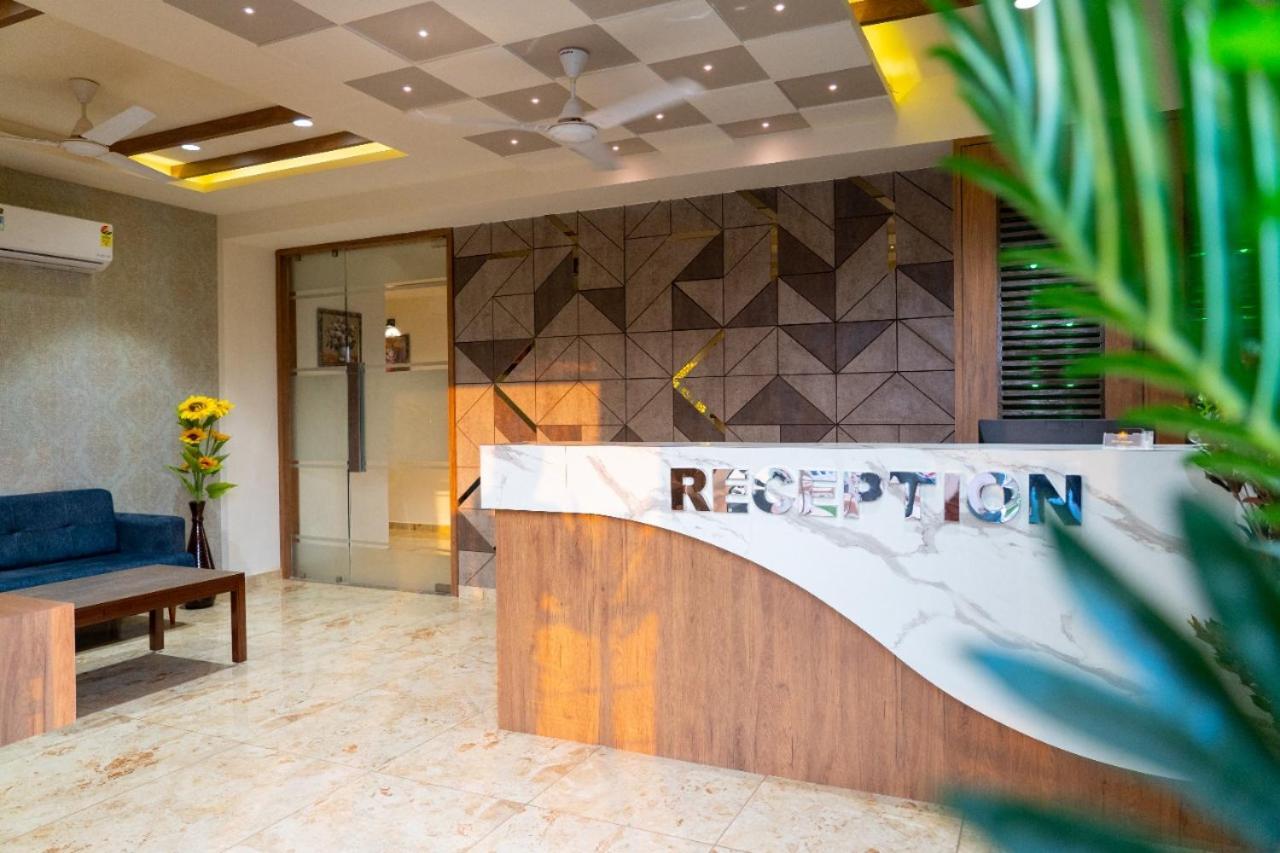 Hotel Lee Grand อานันด์ ภายนอก รูปภาพ