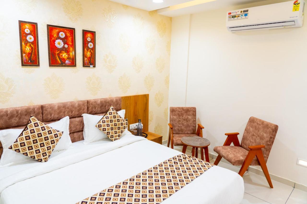 Hotel Lee Grand อานันด์ ภายนอก รูปภาพ