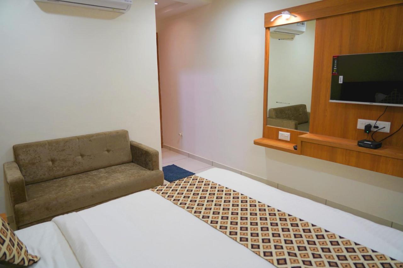 Hotel Lee Grand อานันด์ ภายนอก รูปภาพ