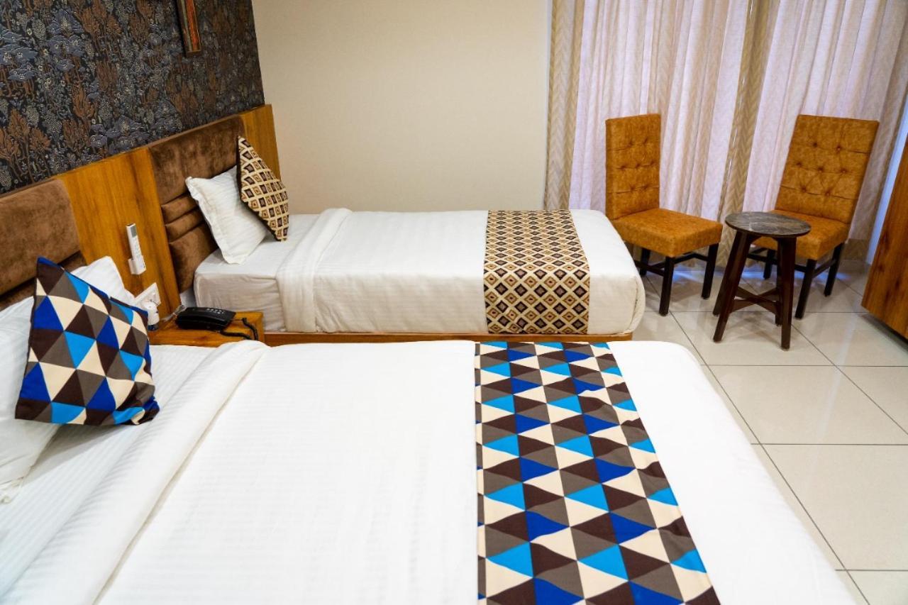 Hotel Lee Grand อานันด์ ภายนอก รูปภาพ