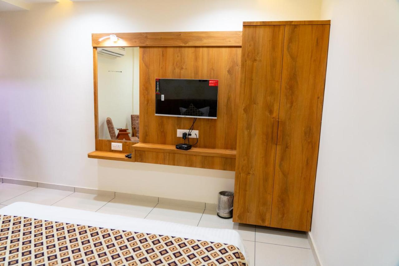 Hotel Lee Grand อานันด์ ภายนอก รูปภาพ