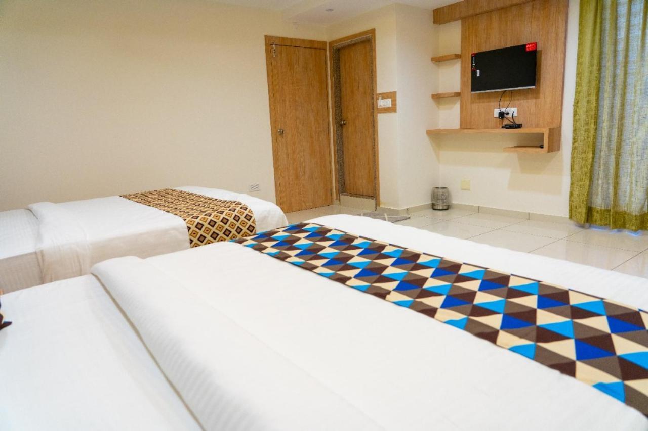 Hotel Lee Grand อานันด์ ภายนอก รูปภาพ