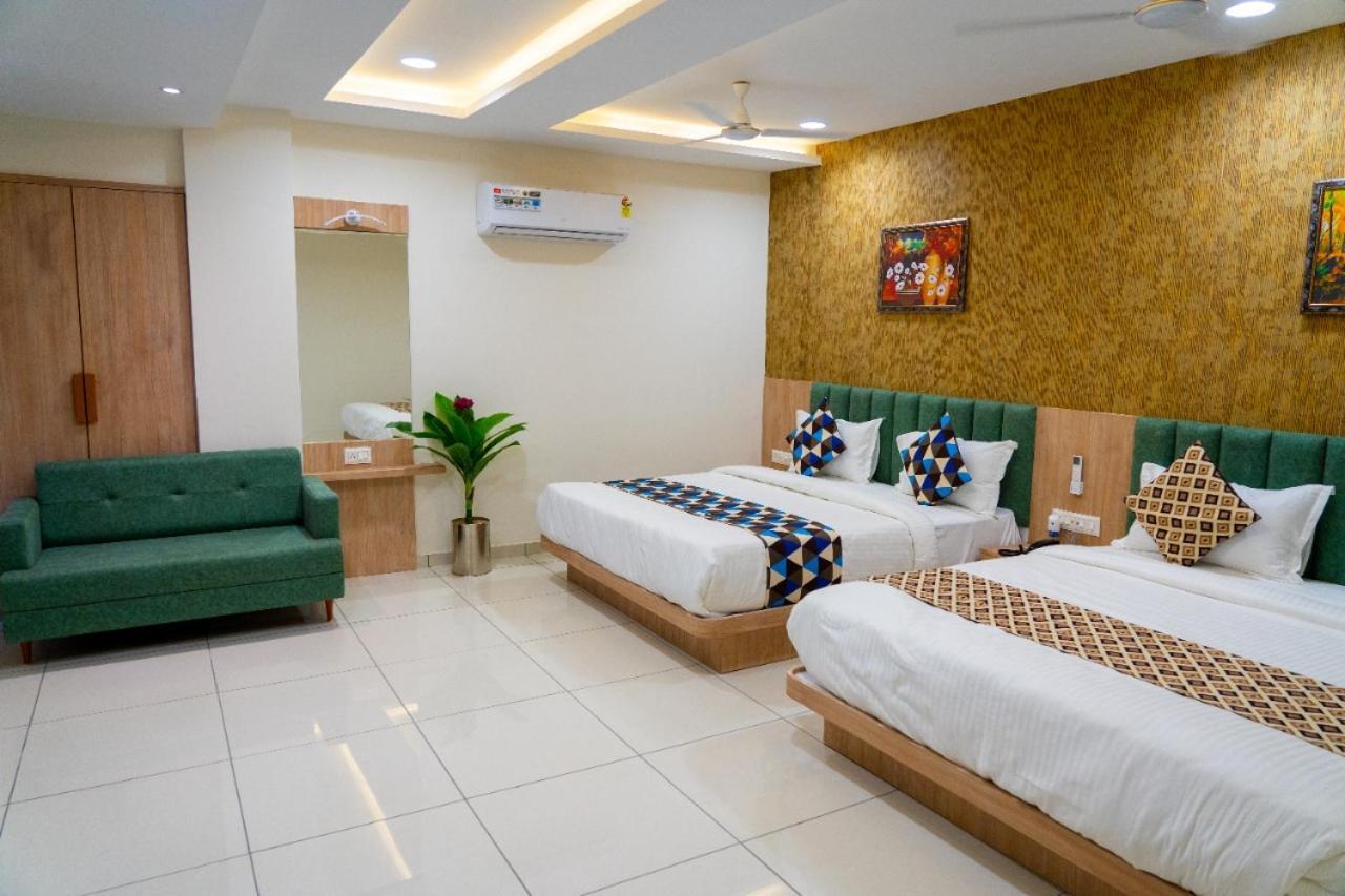 Hotel Lee Grand อานันด์ ภายนอก รูปภาพ
