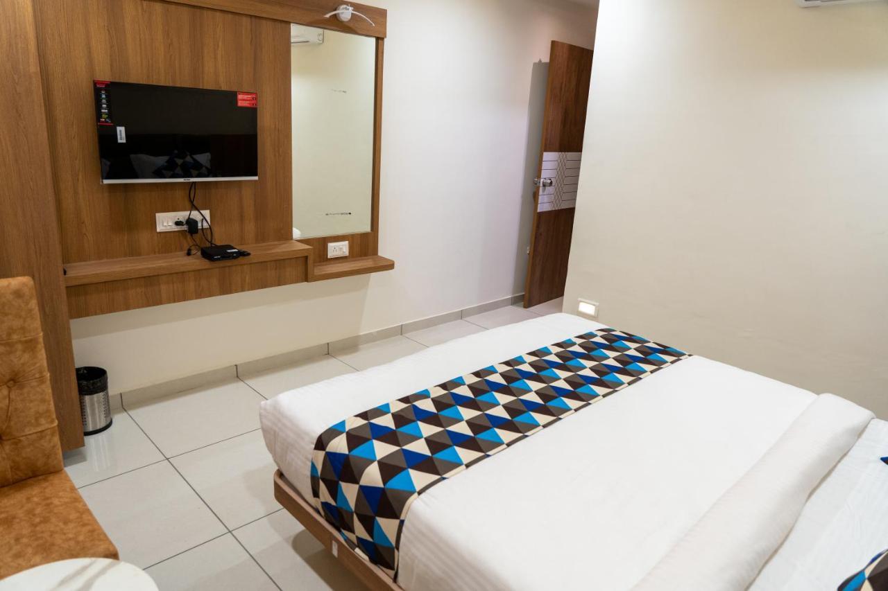 Hotel Lee Grand อานันด์ ภายนอก รูปภาพ