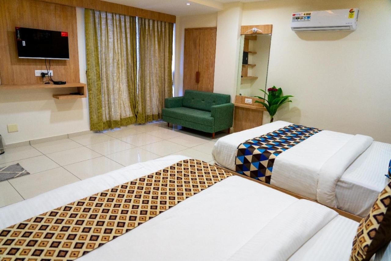 Hotel Lee Grand อานันด์ ภายนอก รูปภาพ