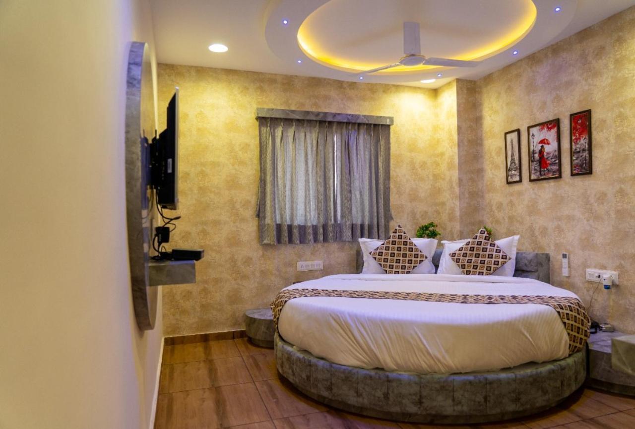 Hotel Lee Grand อานันด์ ภายนอก รูปภาพ