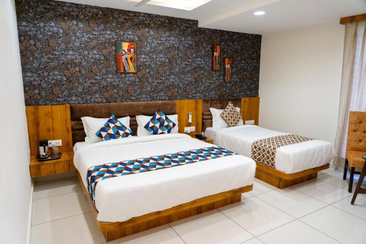 Hotel Lee Grand อานันด์ ภายนอก รูปภาพ