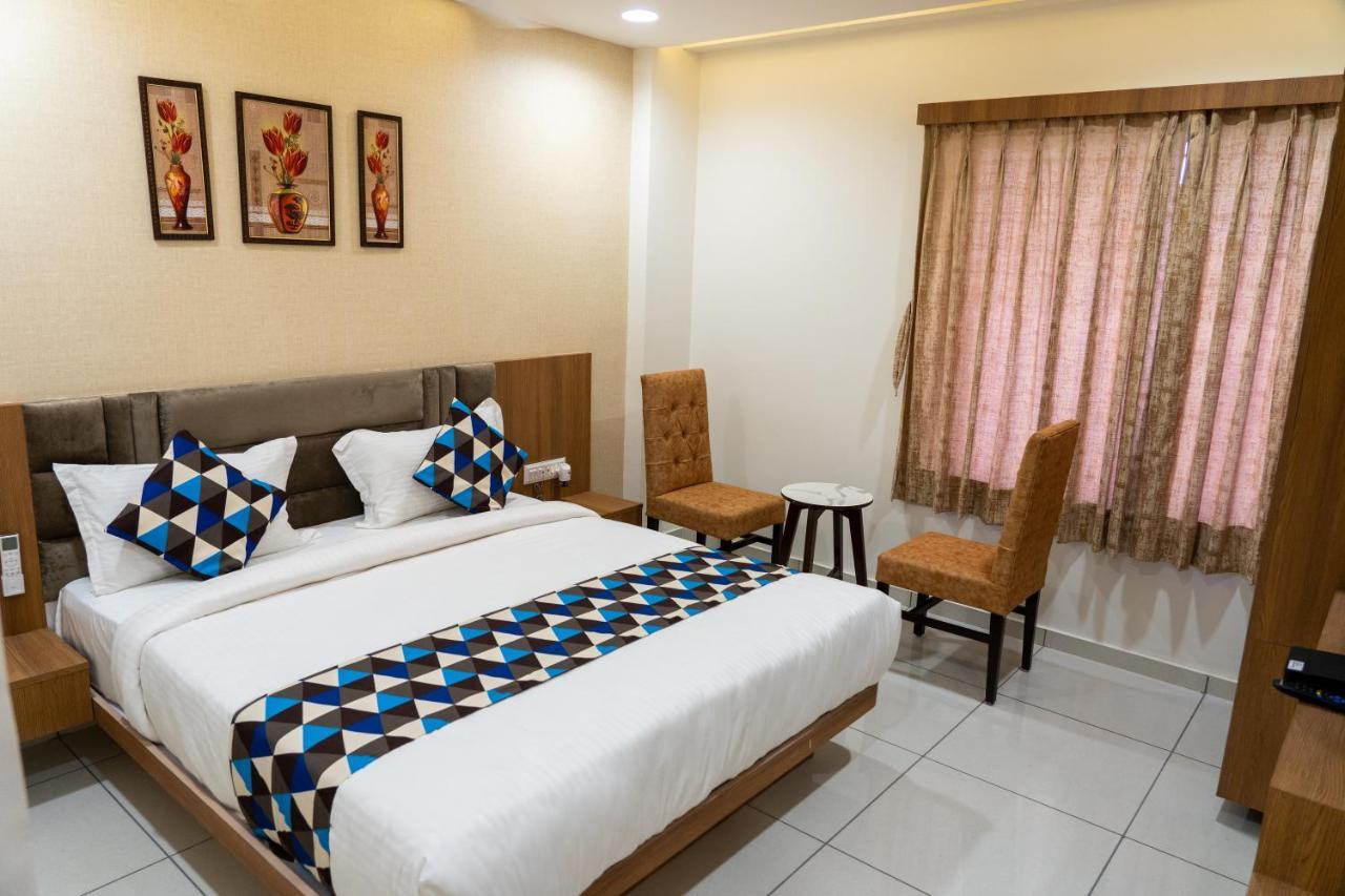 Hotel Lee Grand อานันด์ ภายนอก รูปภาพ